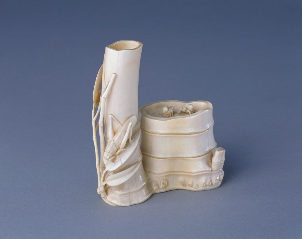 图片[1]-Tooth Carved Grass and Insect Figure Bamboo Joint Flower Arrangement-China Archive